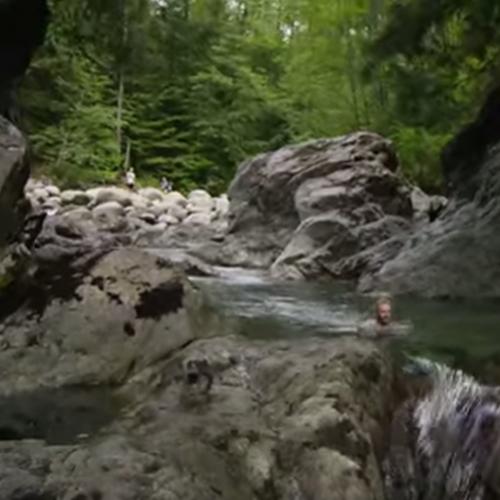 Um escorregador de água natural na cachoeira