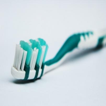 Veja como são fabricadas as escovas de dentes que você usa! Click aqui