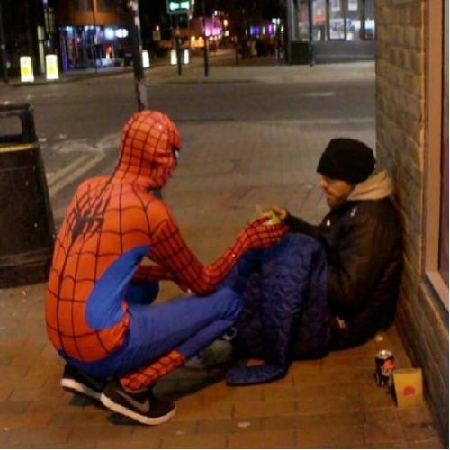 Homem aranha anônimo prova que qualquer um pode ser super-herói