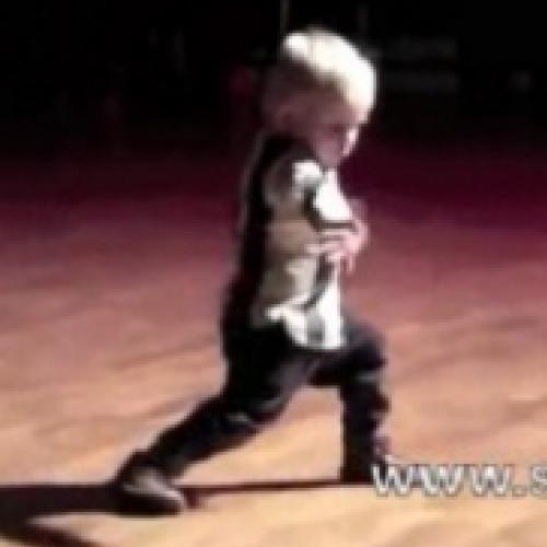 Menino de 2 anos dando show de dança