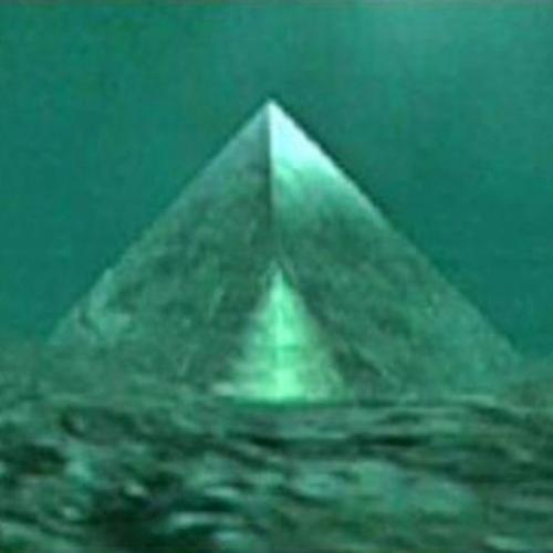 Imensas Pirâmides de cristal submersas são descobertas no Triângulo da