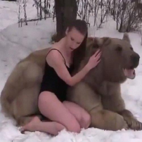 Modelo russa posa com urso