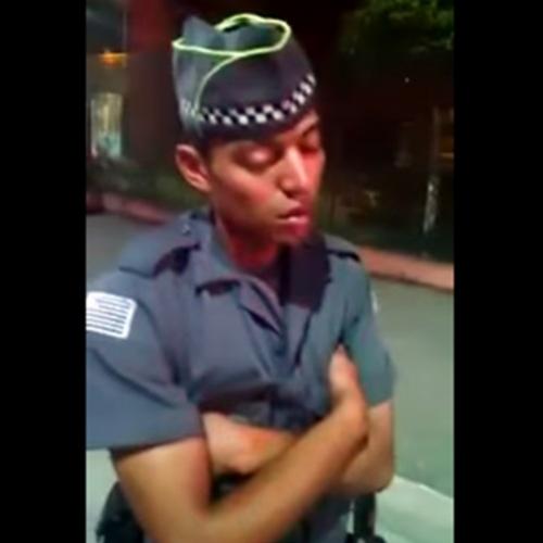 Policial em serviço dormindo em pé durante blitz