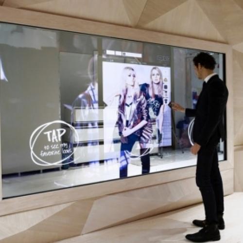 Tecnologia touch screen revoluciona a experiência no varejo de moda