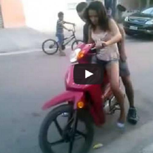 Comprou uma moto e tentou impressionar a menina