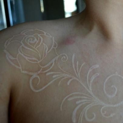 Tatuagem com tinta branca é o novo conceito em tatuagens.