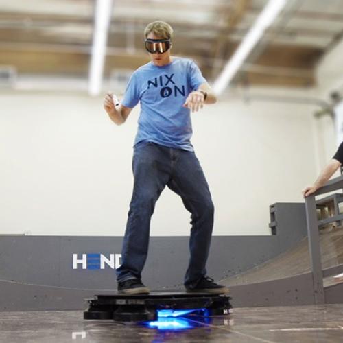 Tony Hawk foi convidado para testar o primeiro Hoverboard