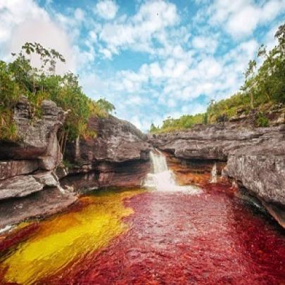 O Único lugar do mundo onde se encontra um rio com 5 cores