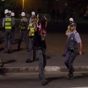 Jovem desmaia por excesso de choque dado pela polícia na manifestação 