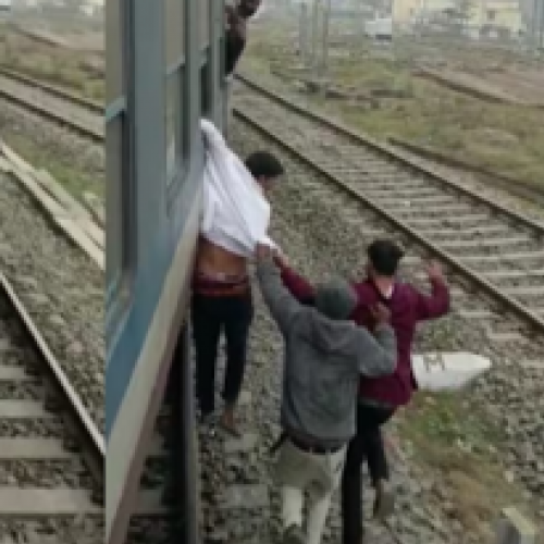 Ladrão fica preso na janelo do trem graças a passageiros