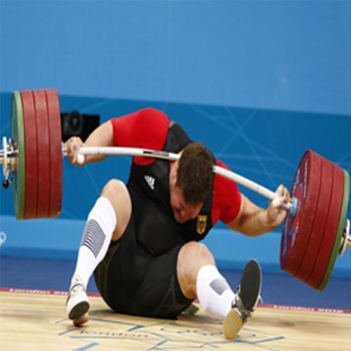 Peso de 197 kg cai no pescoço de campeão olímpico em Pequim.