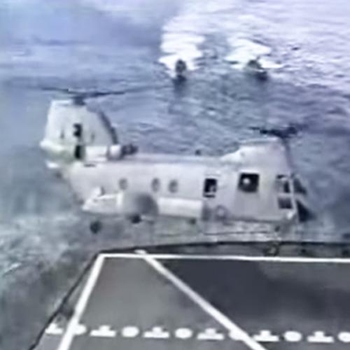 Helicóptero erra pouso e cai no mar