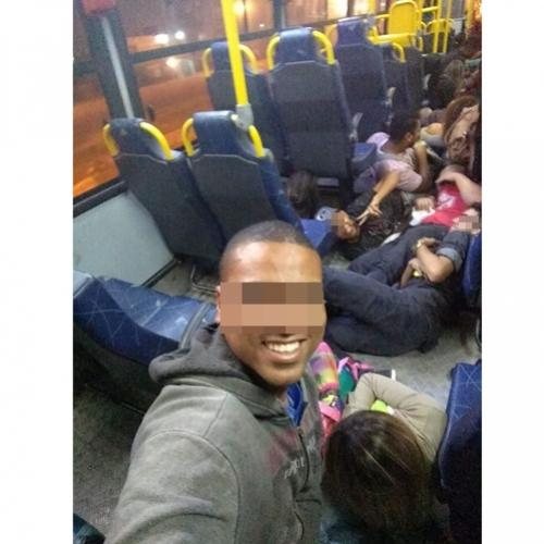 O tiroteio rolando e o povo fazendo selfie dentro do ônibus