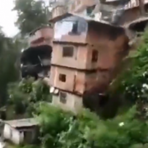 Vídeo mostra casa inteira senda levada por um deslizamento