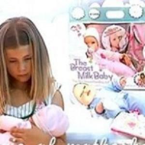 Boneca que simula amamentação para crianças cria polêmica nos EUA