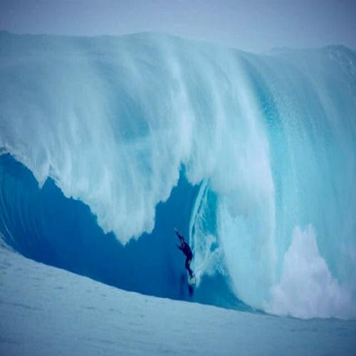 Surfista encontra-se com uma das ondas mais perigosas do mundo