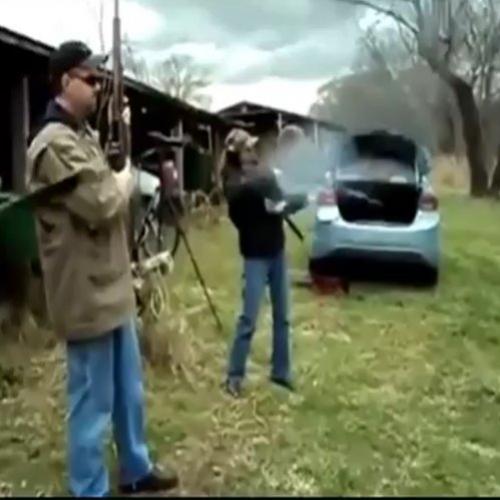 Rifle explode com mulher treinando tiro ao alvo