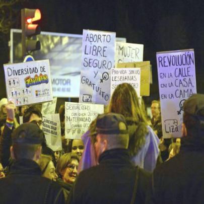 Manifestação contra reforma da lei do aborto reúne milhares em Madri