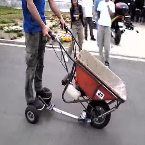 Você já viu um carrinho de mão motorizado?