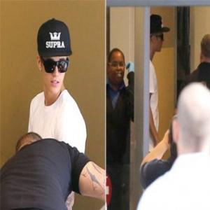 Cantor ”Justin Bieber” é detido no aeroporto