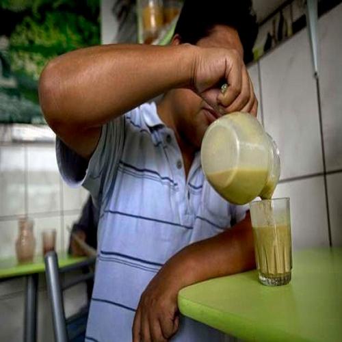 Peruanos tomam suco de rãs recém-trituradas para curar estresse e impu