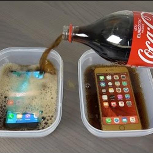 Samsung Galaxy S7 vs iPhone 6s Plus mergulhados na Coca-cola