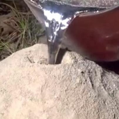 O que acontece se derramar alumínio líquido dentro de um formigueiro