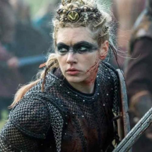 Qual a idade da atriz que interpretou a Lagertha em 'Vikings'?