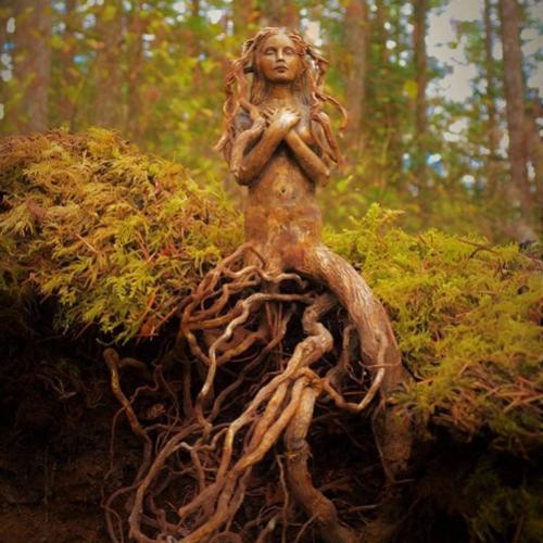Essa artista trabalha troncos de árvores esculpindo ninfas que se fund