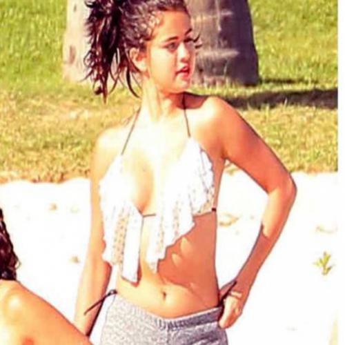 Selena Gomez volta a mostrar curvas com biquíni decotado e shortinho