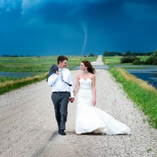 Fotos de casamento com tornado no fundo