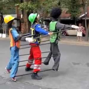 Mexicano e a dança de rua criativa com bonecos.