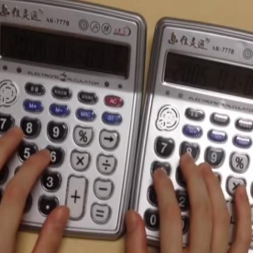 Tocando Despacito com duas calculadoras
