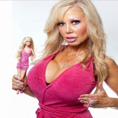 'Barbie humana' faz hipnose para se tornar 'loura burra'