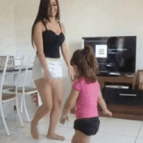  Foi ensinar a mãe a dançar e olha no que deu!