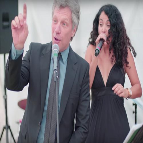 Jon Bon Jovi canta junto com uma banda de casamento em Miami