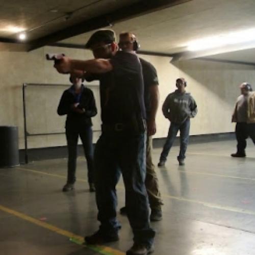 Vídeo mostra como é fácil disparar uma arma por acidente