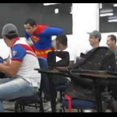 Super Homem atende chamado na sala de aula