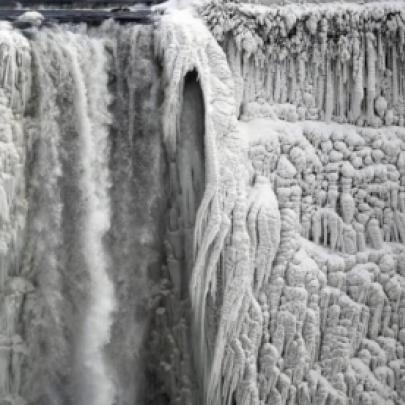 Cataratas do Niágara congelam e viram maravilhosas esculturas!