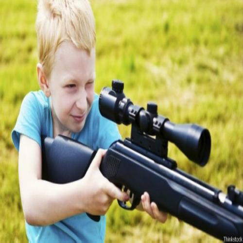Por que os americanos ensinam filhos pequenos a atirar?