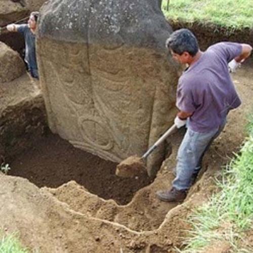 Arqueólogos fizeram descoberta chocante por baixo das cabeças na Ilha 