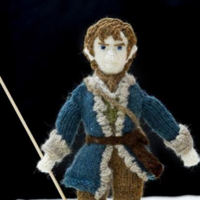 Personagens do filme O Hobbit feitos de tricô 