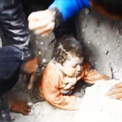 Resgate emocionante de Criança retirada dos escombros na Síria.