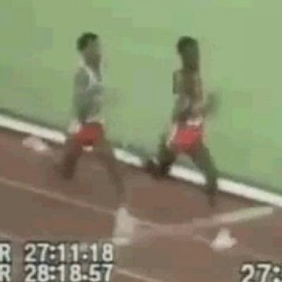 Atleta dá tapão em outro que o ultrapassou na corrida
