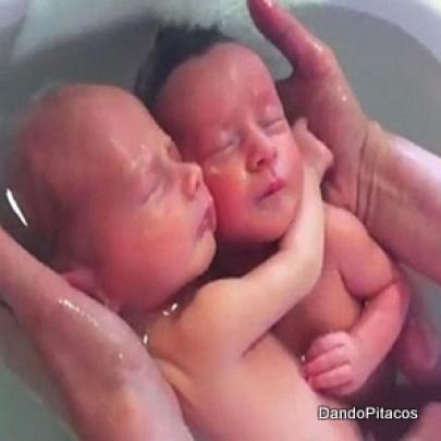 Vídeo que mostra gêmeos recém-nascidos acordando bomba na internet