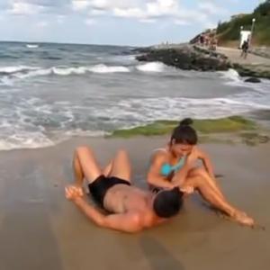 Veja o que este casal fez na praia