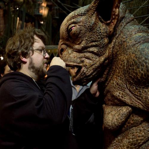 Guillermo del Toro fazendo filmes de monstro? Sim, por favor!