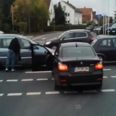 Um idiota com uma BMW em um cruzamento