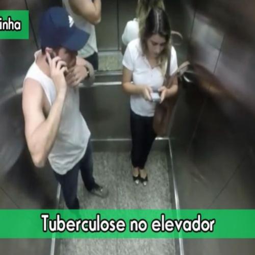 Pegadinha- Tuberculose no elevador