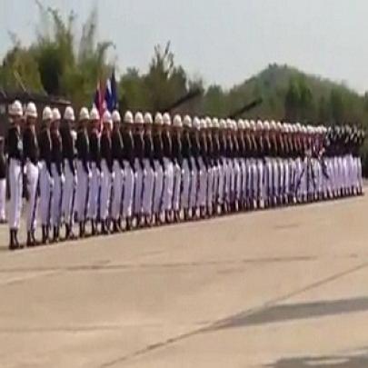 Soldados Tailandeses fazem aprsentação fantástica em parada Militar